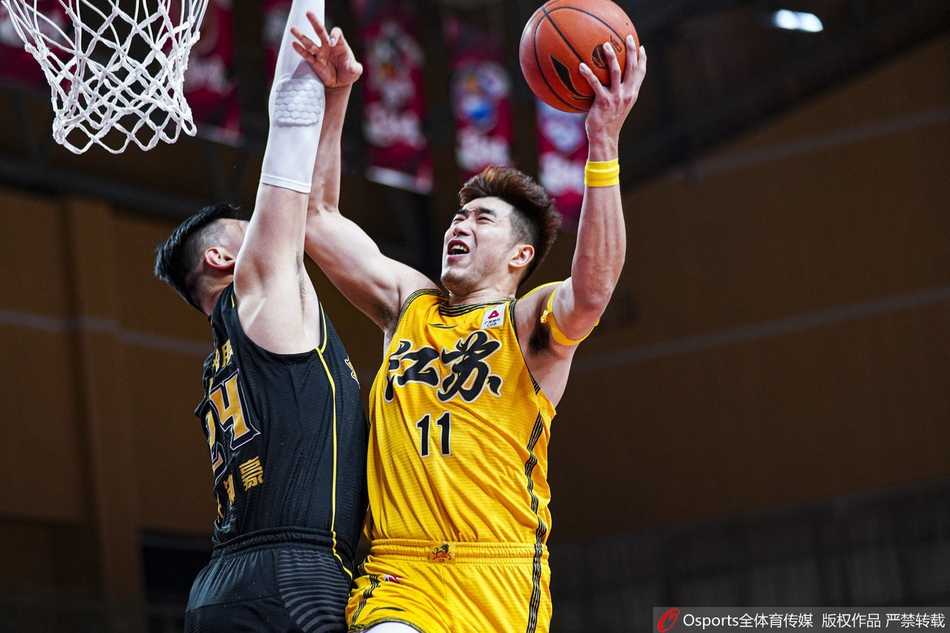 江苏肯帝亚队外援威尔斯在广厦队多人包夹之下依然寻找突破良机，眼神坚毅如铁。