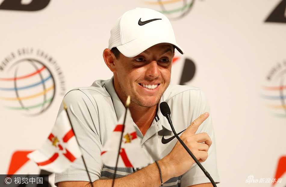 麦克罗伊在练习果岭上专注地进行短杆切击，神情若有所思，似乎正在适应没有老球童在身边的新环境