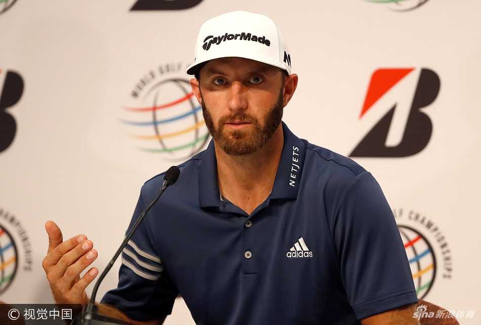 罗里·麦克罗伊在沙坑中演示精妙的切杆技巧，沙粒与小球一同飞扬