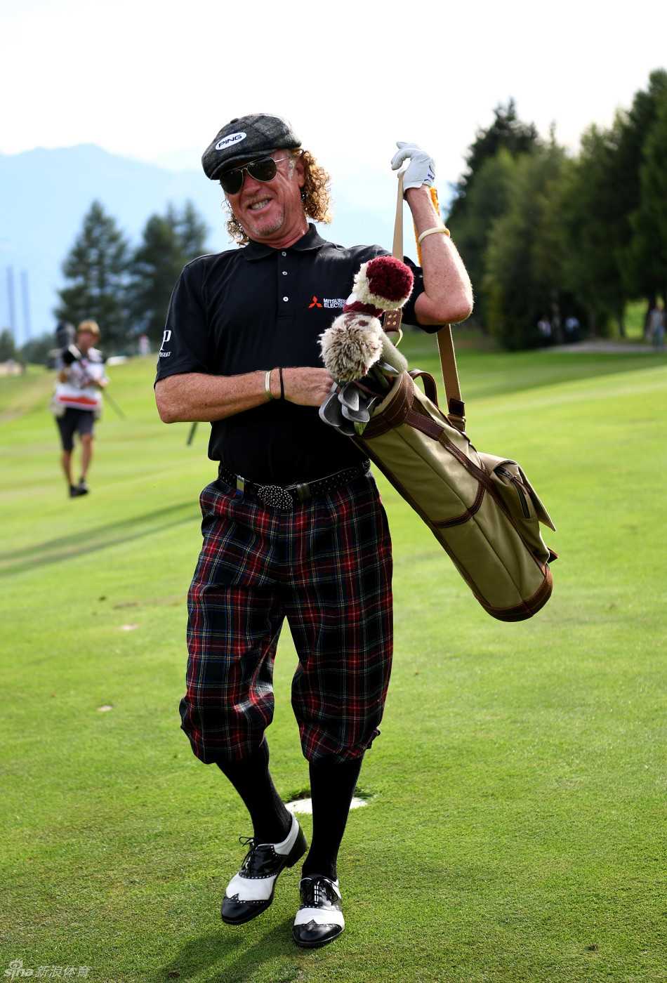 米格尔·西蒙尼斯手持一支复古球杆，面带标志性的自信笑容，仿佛在向这项运动的黄金岁月致敬。