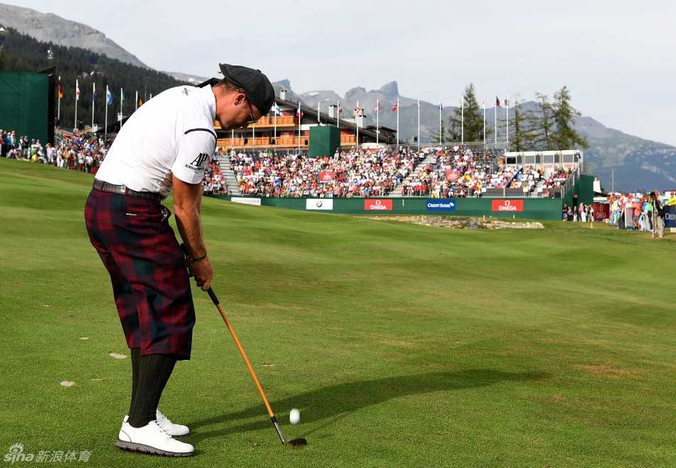 欧洲队队长达伦·克拉克与队员们并肩而立，统一的深色着装彰显出不容置疑的团队凝聚力与威严。