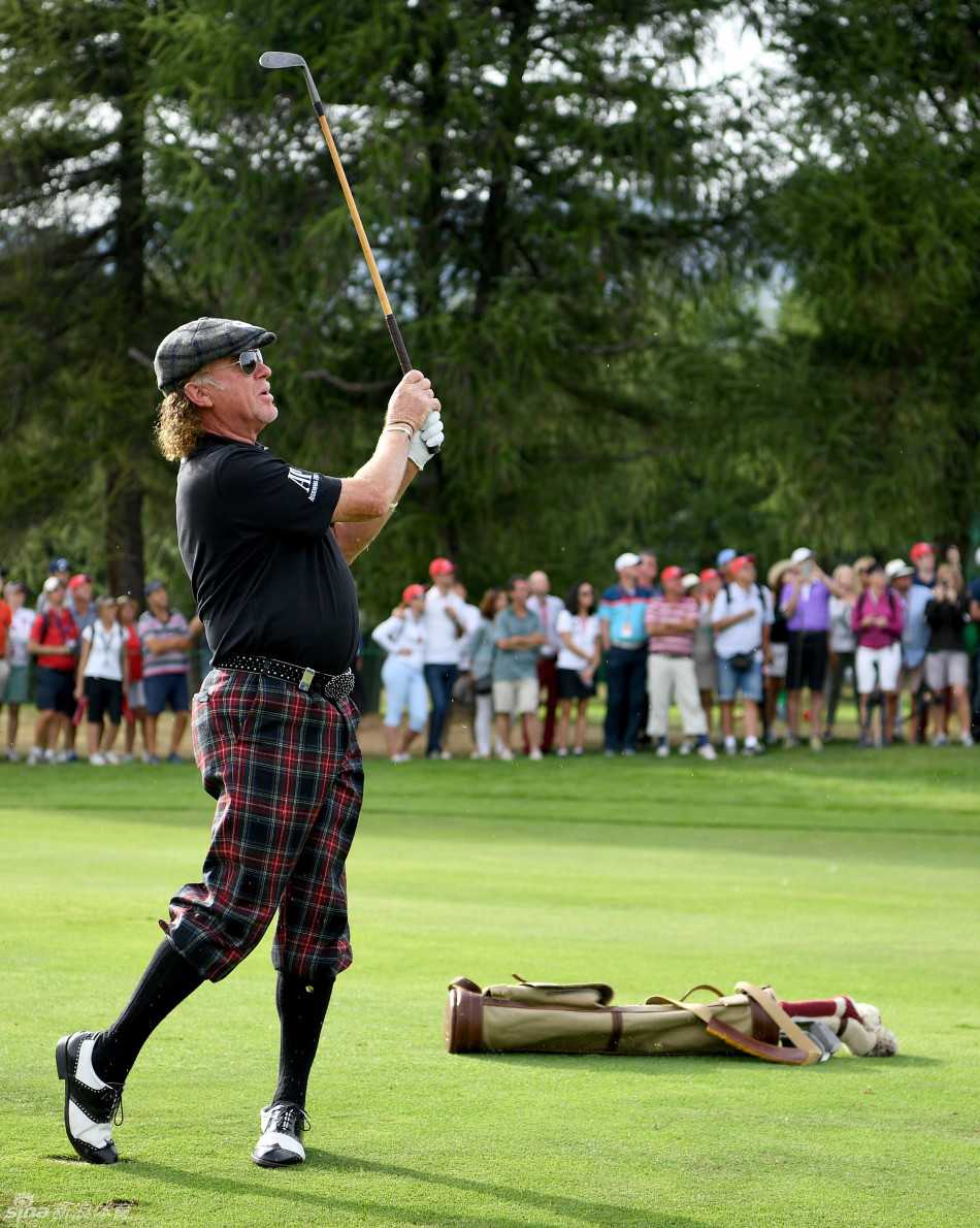 米格尔·西蒙尼斯张开双臂，欣然接受周围球迷与同伴们的欢呼，展现出巨星般的亲和力与赛场魅力。