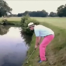 球员为救水坑球奋力一击，却因惯性狼狈摔倒