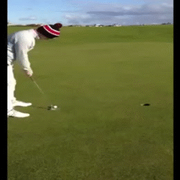 球员因推杆未进，表现出抓狂沮丧的表情