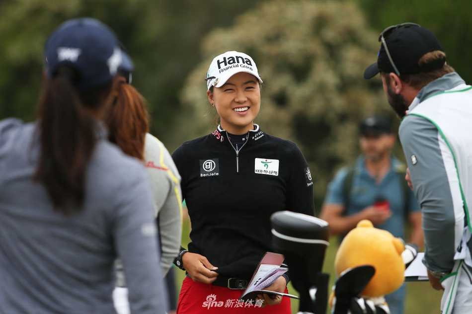 韩国名将朴仁妃在维克公开赛果岭上专注推杆，表情沉稳
