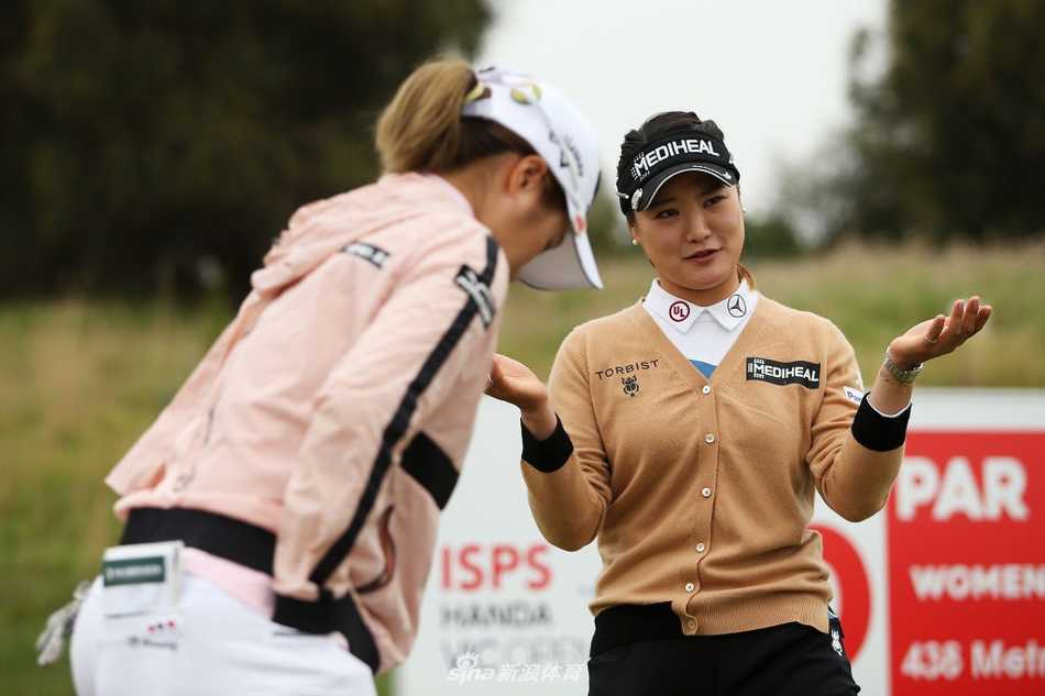 澳洲传奇球星凯莉-韦伯与热情的小球迷亲切互动，场面温馨