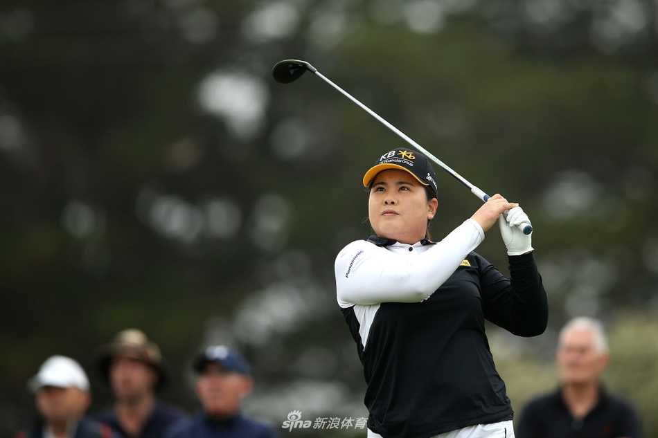 球员与球迷共同构成维克公开赛热烈而欢乐的赛场氛围