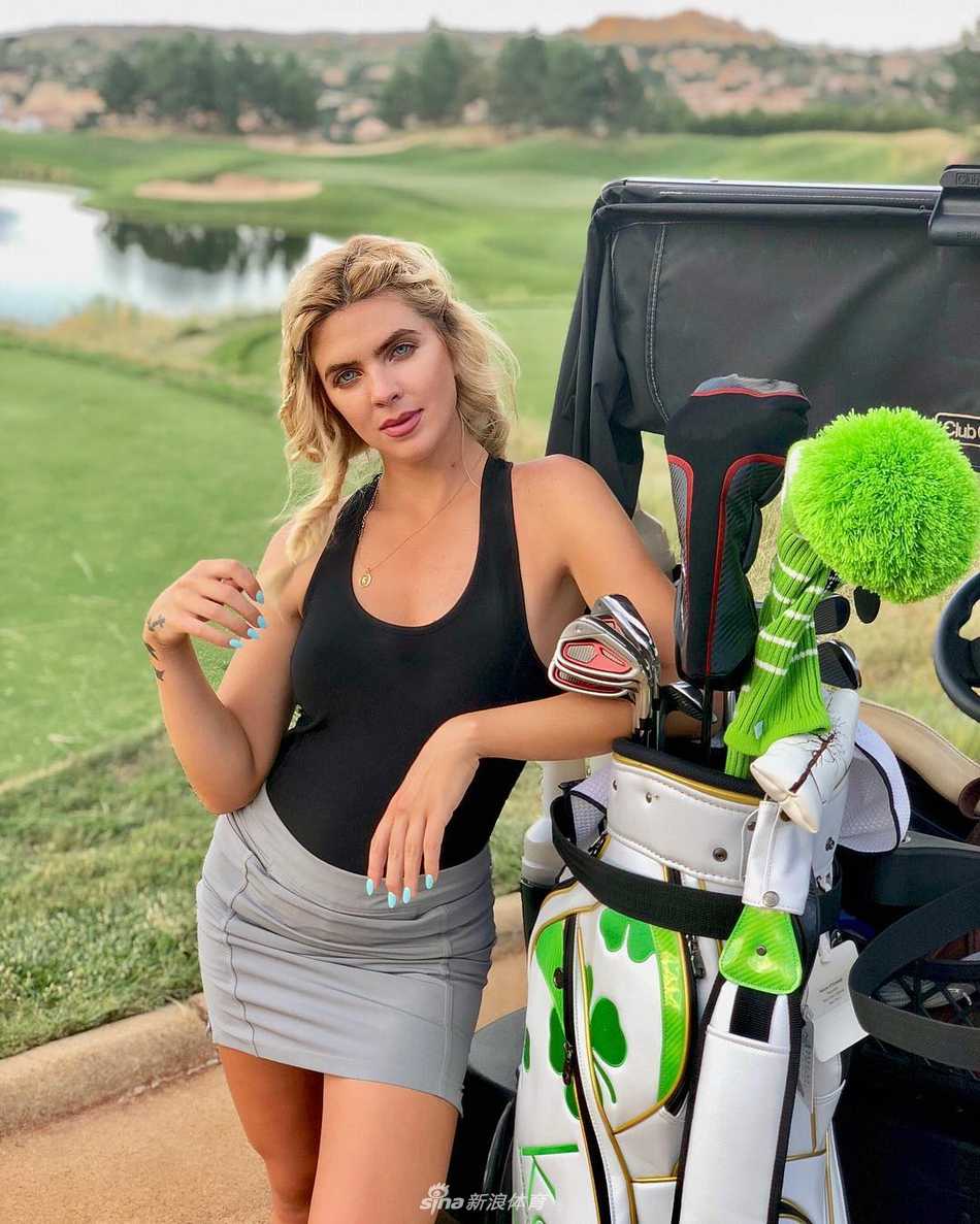 肯齐在果岭边进行花式击球准备，身体微曲，金发随风轻扬，眼神锐利地聚焦于小白球，充满动态的张力与期待