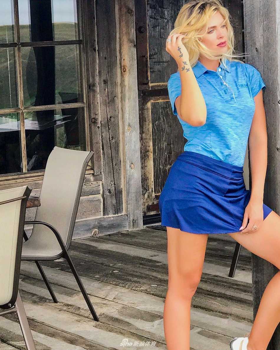 肯齐完成一次精彩的花式击球后展露灿烂笑容，洋溢着成功的喜悦与运动的纯粹快乐，背景是广阔的天空与球场