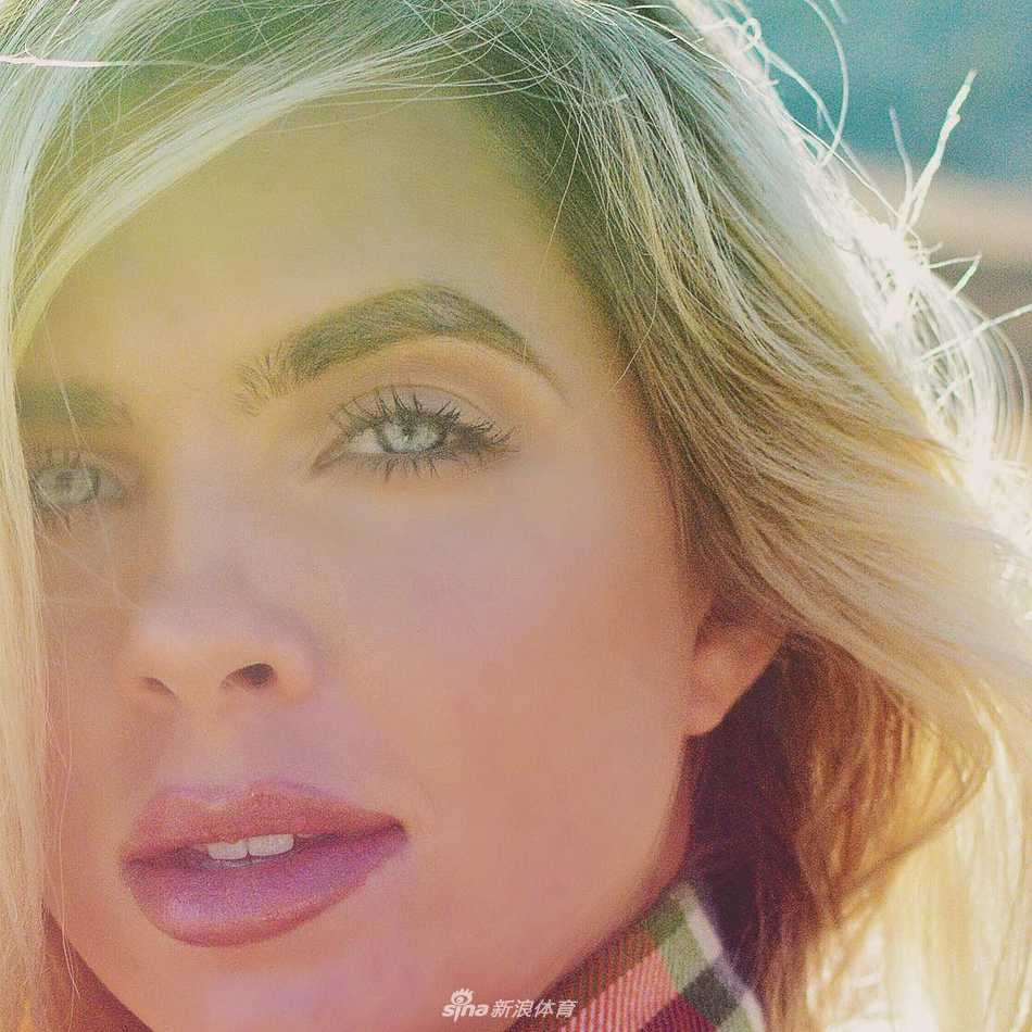 肯齐在落日余晖下的球场剪影，宁静而富有诗意，仿佛与自然融为一体，诉说着高尔夫运动的永恒魅力