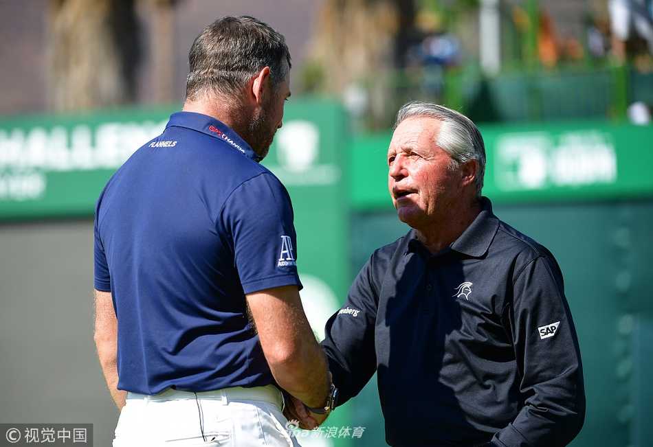 维斯特伍德与担任球童的女友在果岭上深情相拥，共享冠军荣耀的甜蜜瞬间