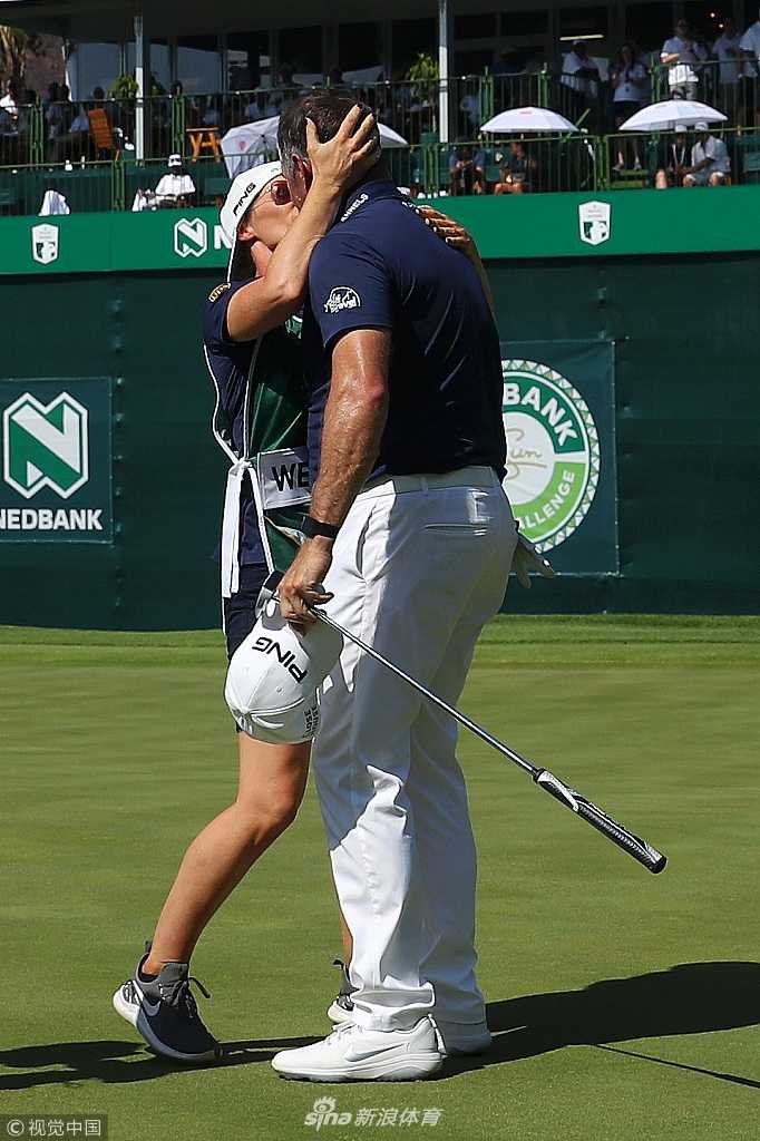 维斯特伍德俯身仔细阅读果岭线，神情专注，展现冠军背后的认真与严谨