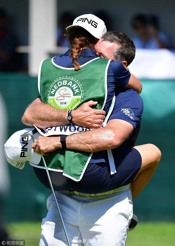 维斯特伍德面带沉稳微笑，与身旁的冠军奖杯静静伫立，尽显大将风范