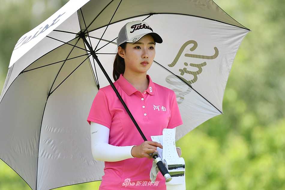 冀怡帆在练习场进行挥杆练习，动作流畅标准充满力量感