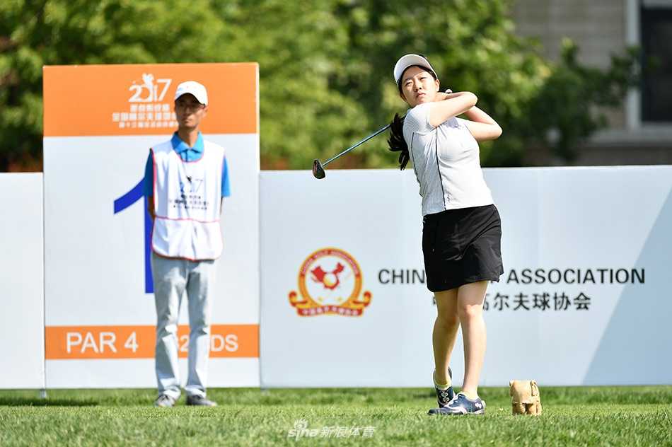 罗莹在球道上轻松行走，与同组球员交流氛围愉快