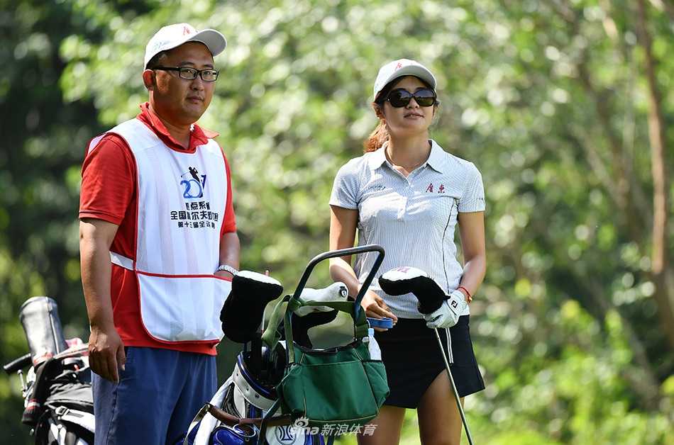 张维维摆出经典推杆姿势，身形舒展展现出专业运动员的形体美