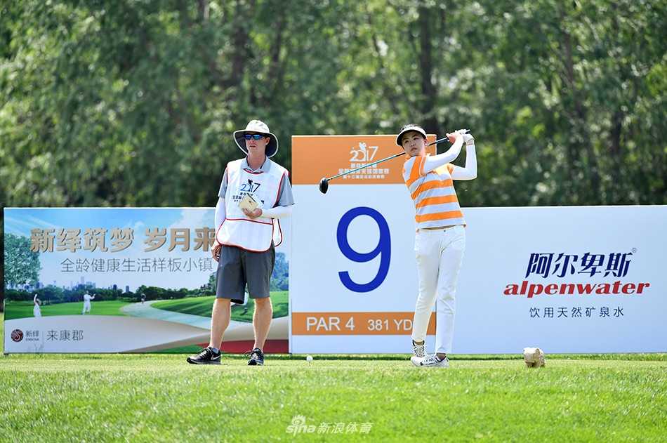 刘瑞欣在比赛中露出一抹自信微笑，展现出从容的比赛心态