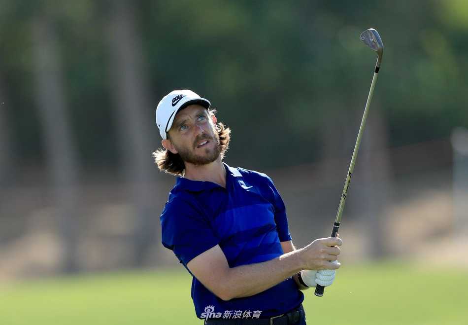 李昊桐在球道上冷静观察风向，准备挥杆，表情坚毅而沉稳