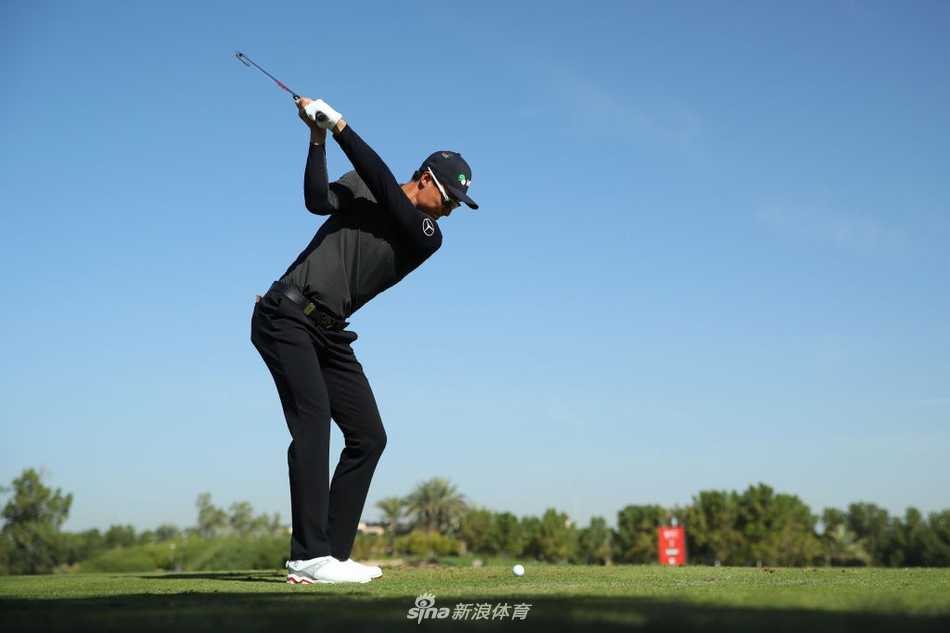 冠军维斯特伍德在颁奖典礼上亲吻奖杯，眼神中充满喜悦与感慨