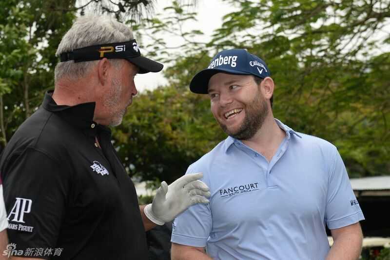中国高尔夫开拓者张连伟与卫冕冠军亨德利在开球仪式上并肩而立，相视一笑，这一刻定格了跨越代际的尊重与友谊。