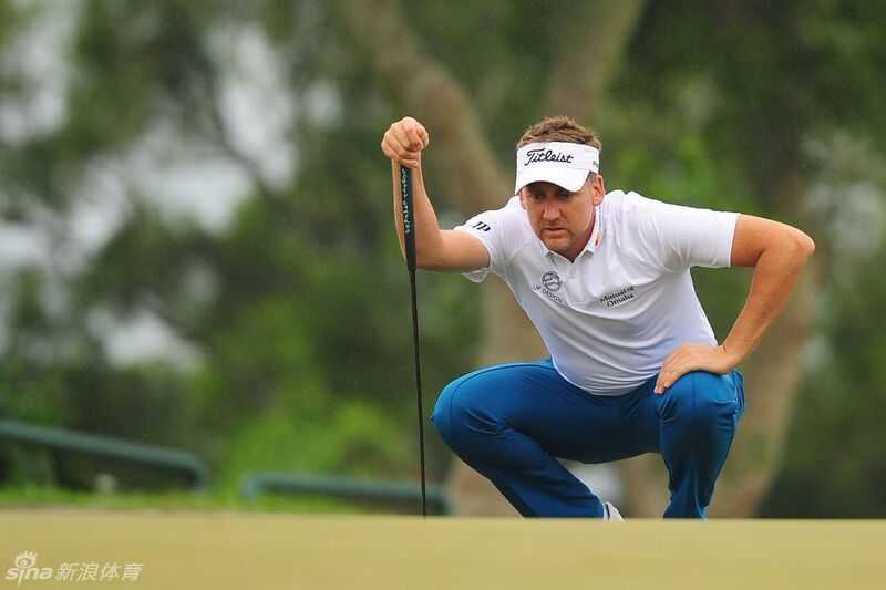 马库斯·弗雷泽在果岭上单膝跪地，屏息凝神地观察微妙的坡度转折，这是决定胜负的推杆前最紧张而专注的瞬间。