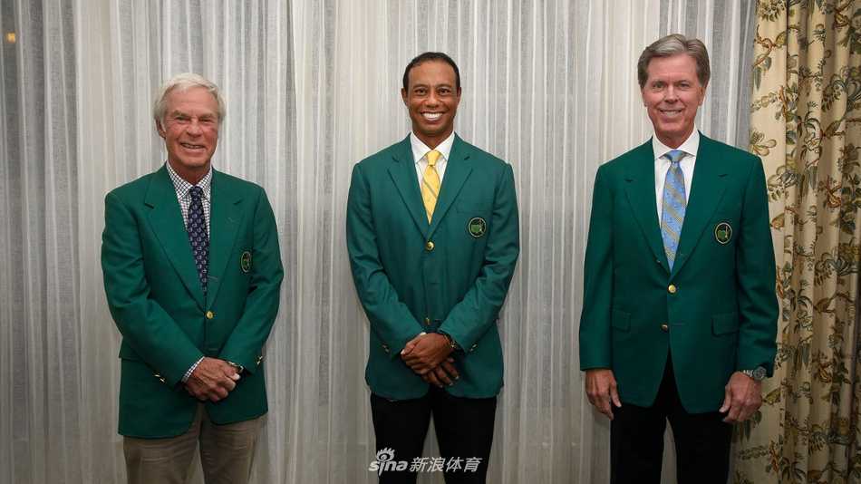 一代传奇杰克·尼克劳斯与另一位绿夹克得主碰杯畅谈，金熊笑容慈祥，眼神中闪烁着对后辈的赞许与对往昔辉煌的回忆。