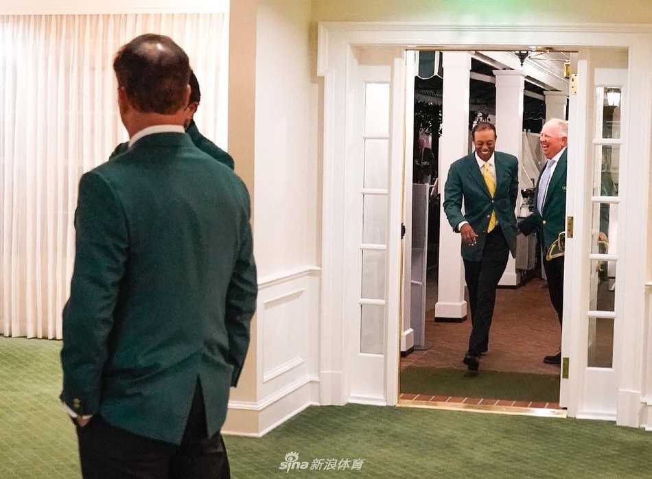 冠军晚宴的精致菜单特写，优雅的字体印在纯白卡片上，旁边摆放着晶莹的酒杯与银色餐具，细节处尽显奥古斯塔的卓越品味。