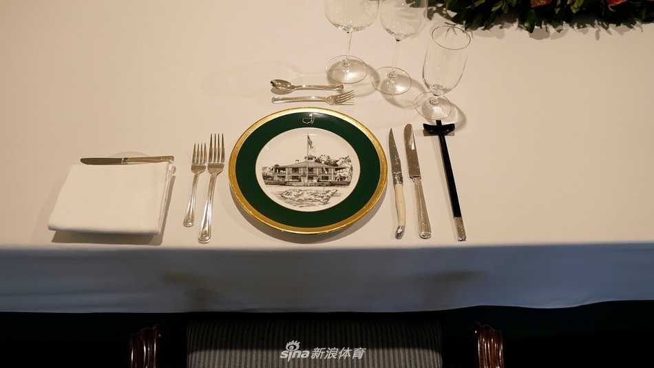 镜头捕捉到一位冠军手持绿夹克，低头凝视其上的奥古斯塔标志，表情专注而深情，仿佛在重温夺冠时刻的无上荣光。