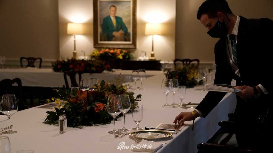 晚宴前的轻松时刻，几位冠军站在奥古斯塔著名的木兰树下闲谈，夜色与灯光为绿夹克镀上一层温暖的光泽。