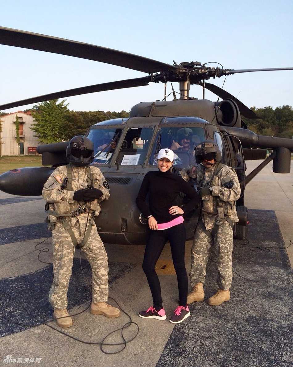 球员在健身房中进行核心力量训练，专注的神情与流畅的动作彰显职业运动员的自律