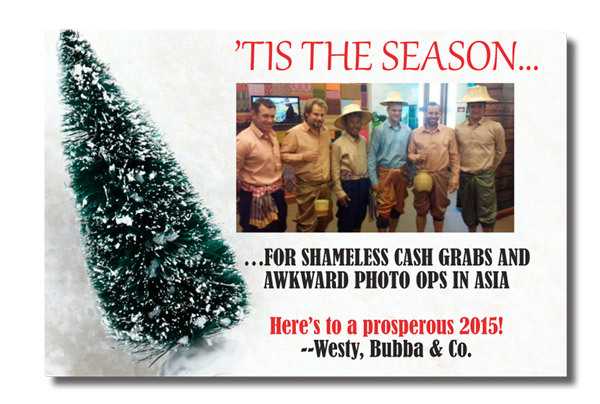 菲尔·米克尔森向粉丝投来温暖的目光，手中贺卡写着真挚祝福，宛如一位亲切的老友在节日问候。