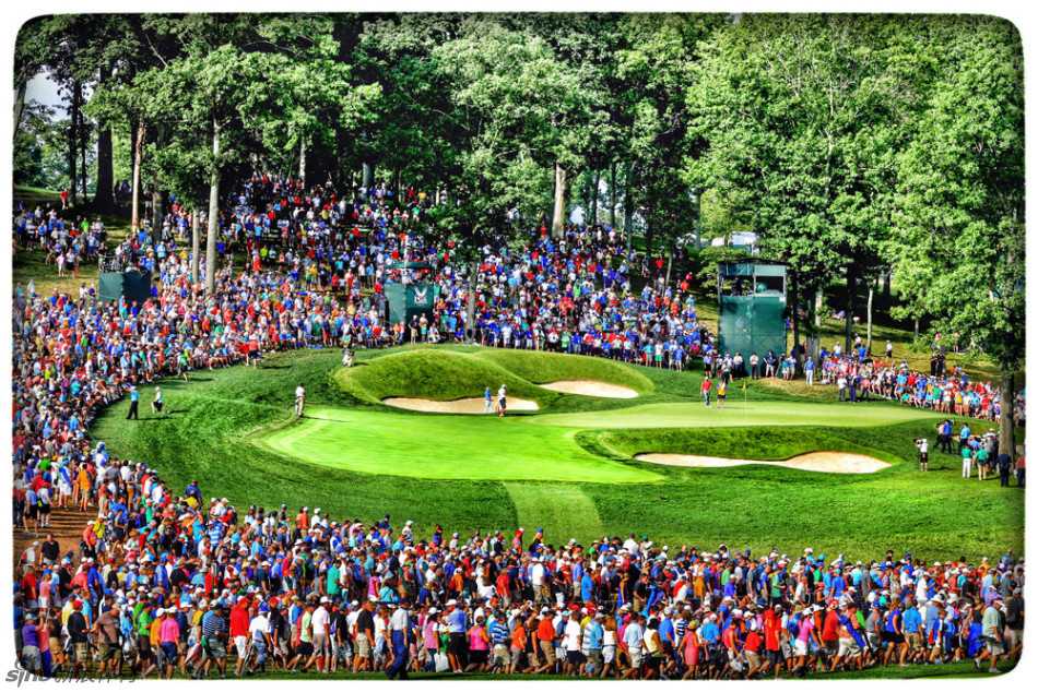 一位球员在黄昏的球道上躬身准备推杆，神情专注如雕塑，远处对手与观众的身影模糊，凸显决战时刻的孤寂与压力。