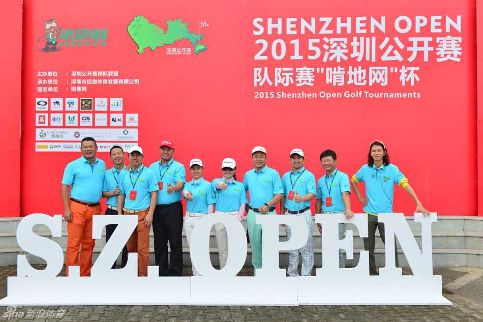 球员与好奇的土拨鼠近距离和谐同框，展现赛场之外人与自然生灵的奇妙邂逅