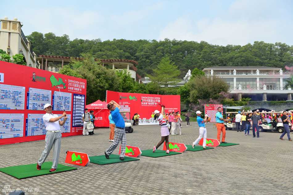 两只好奇的土拨鼠在高球场边缘站立张望，毛茸茸的身影与修剪整齐的绿草形成可爱对比