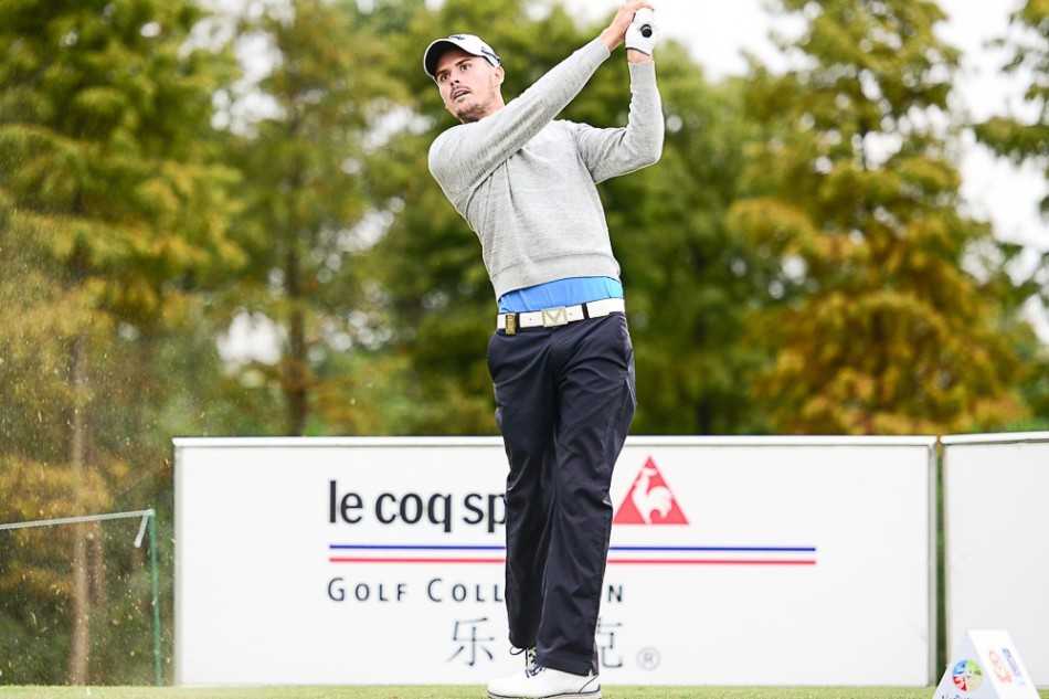 年轻球手Alex屏息凝神，在开阔的发球台上优雅挥杆，白色小球划破天际。