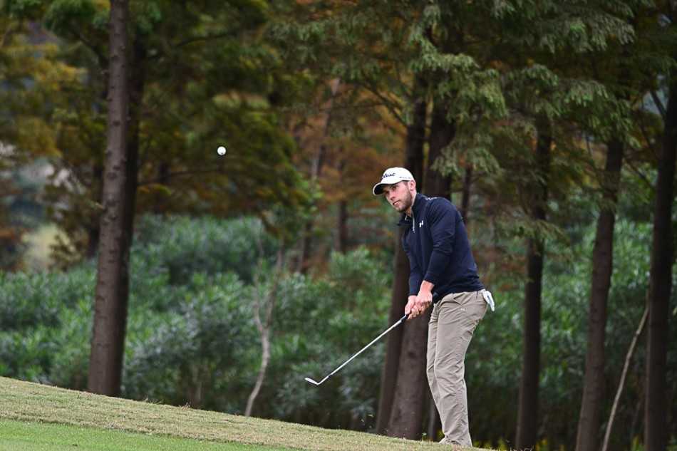 布莱登在果岭边一记精妙的切击，小球划过一道优美的弧线落向洞杯。
