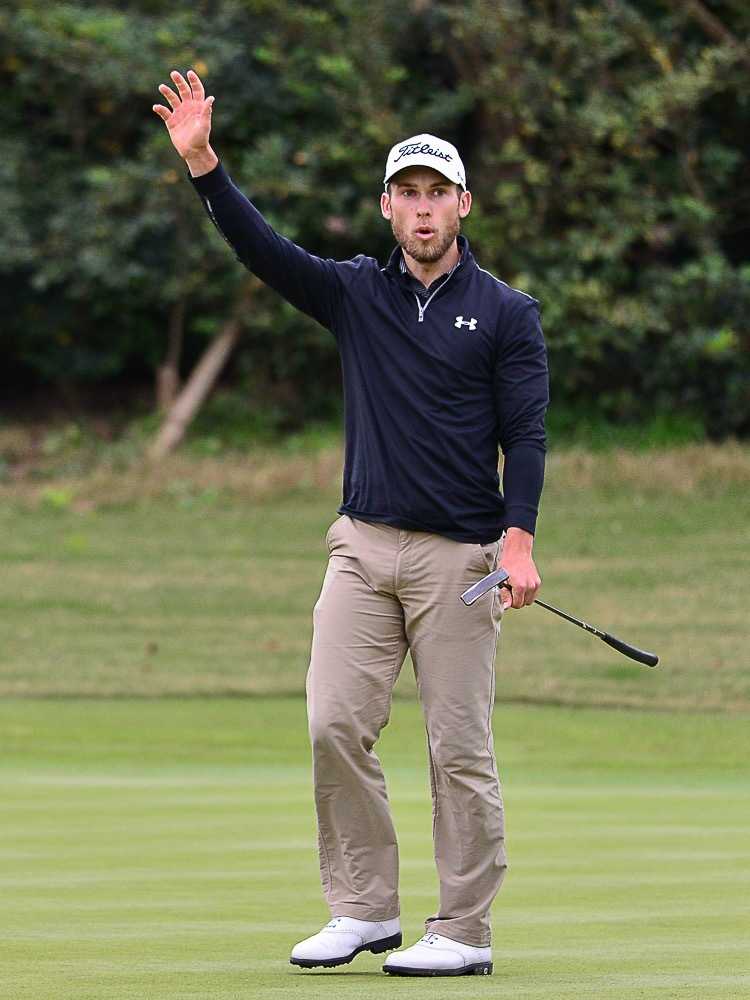 抓鸟成功！布莱登紧握拳头兴奋庆祝，脸上洋溢着纯粹的喜悦与成就感。