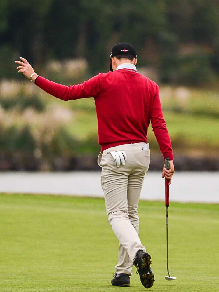 选手Q全神贯注地准备推杆，果岭的线条与他的身影构成一幅宁静而充满张力的画面。