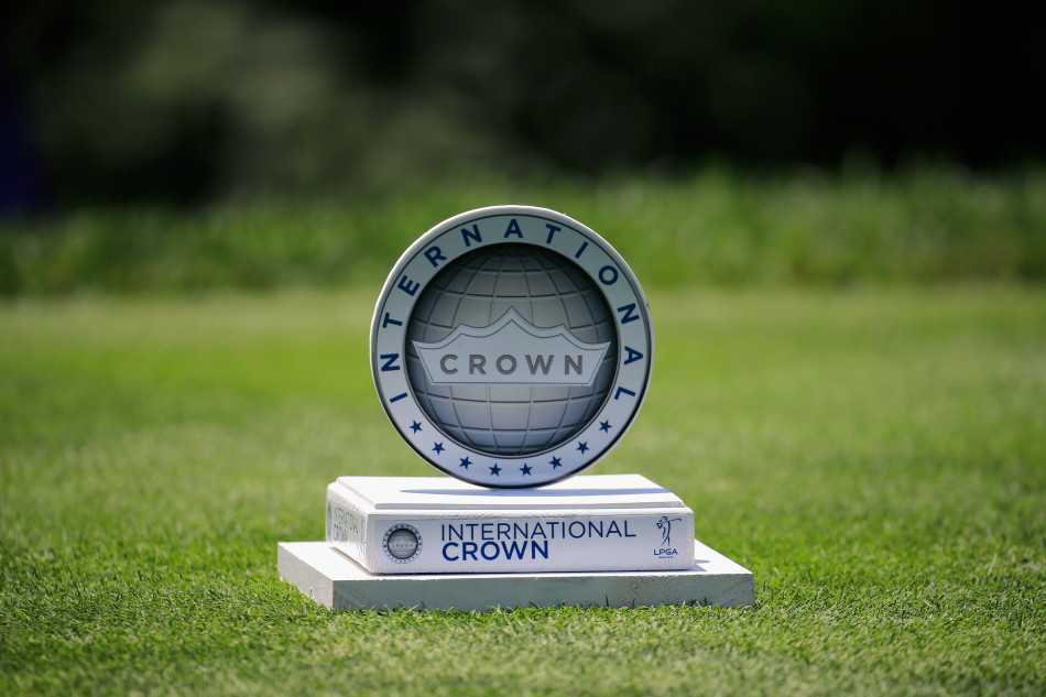 瑞典选手神情专注地观察果岭形势，沉着冷静地等待上场击球，展现大赛中的沉稳心态。