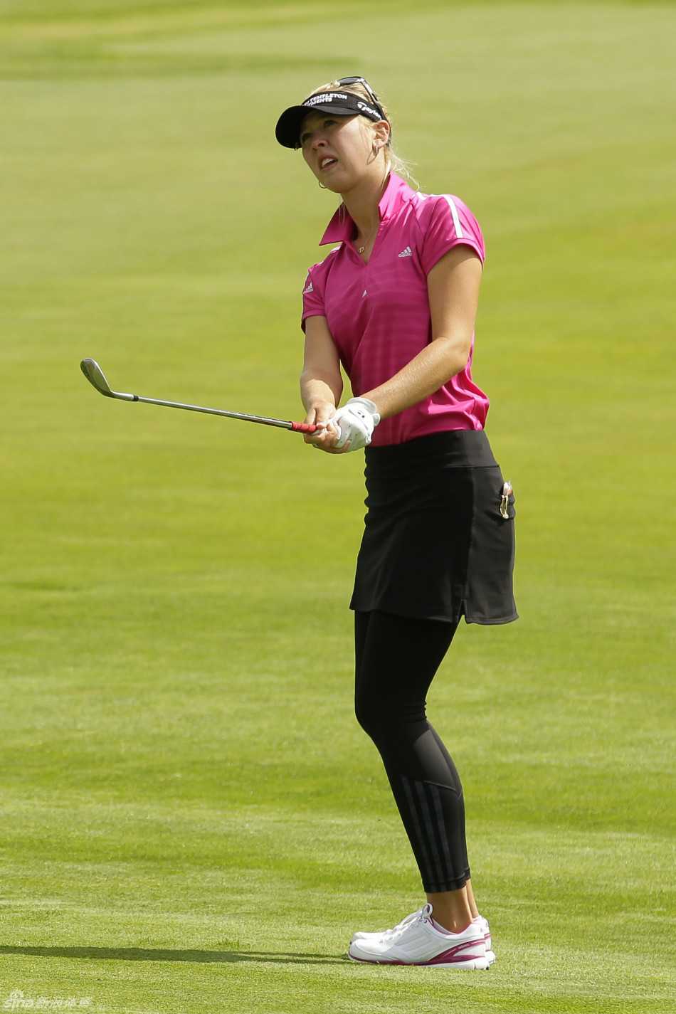 杰西卡·柯达在球道上优雅地完成切击，小白球带着倒旋精准地飞向旗杆位置。