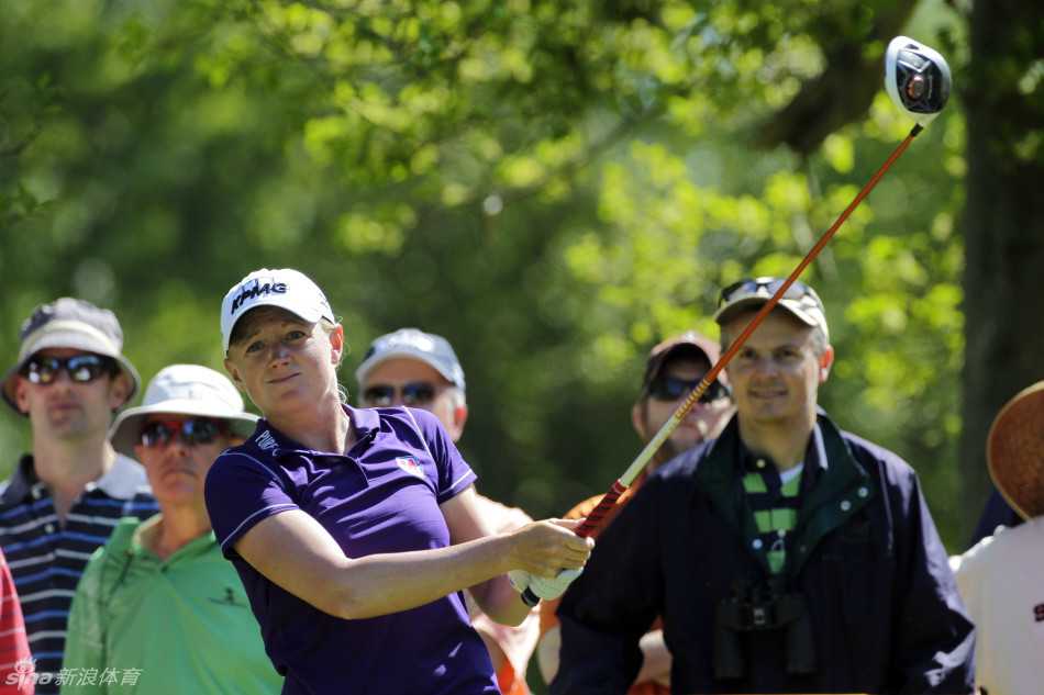 韩国选手姜海智在进行挥杆练习，动作流畅而完整，展现了扎实的基本功。