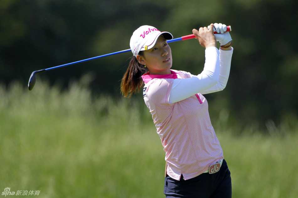 德国选手桑德拉·盖尔在沙坑中沉着救球，沙砾飞扬的瞬间凝聚了技术与专注力。