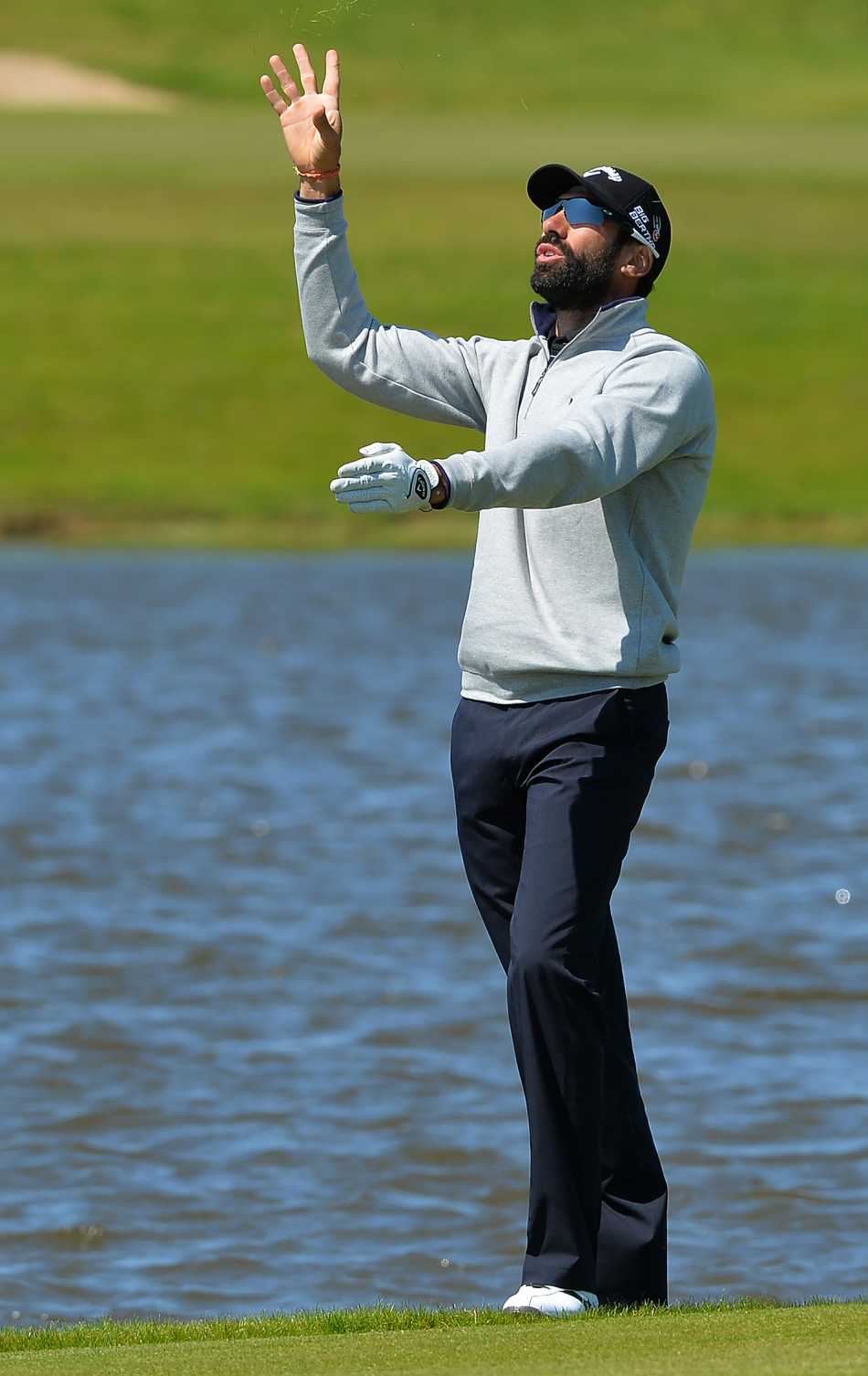 沙坑救球成功后，斯滕森捕获关键小鸟推，脸上露出淡定而自信的微笑，尽显冠军风范。