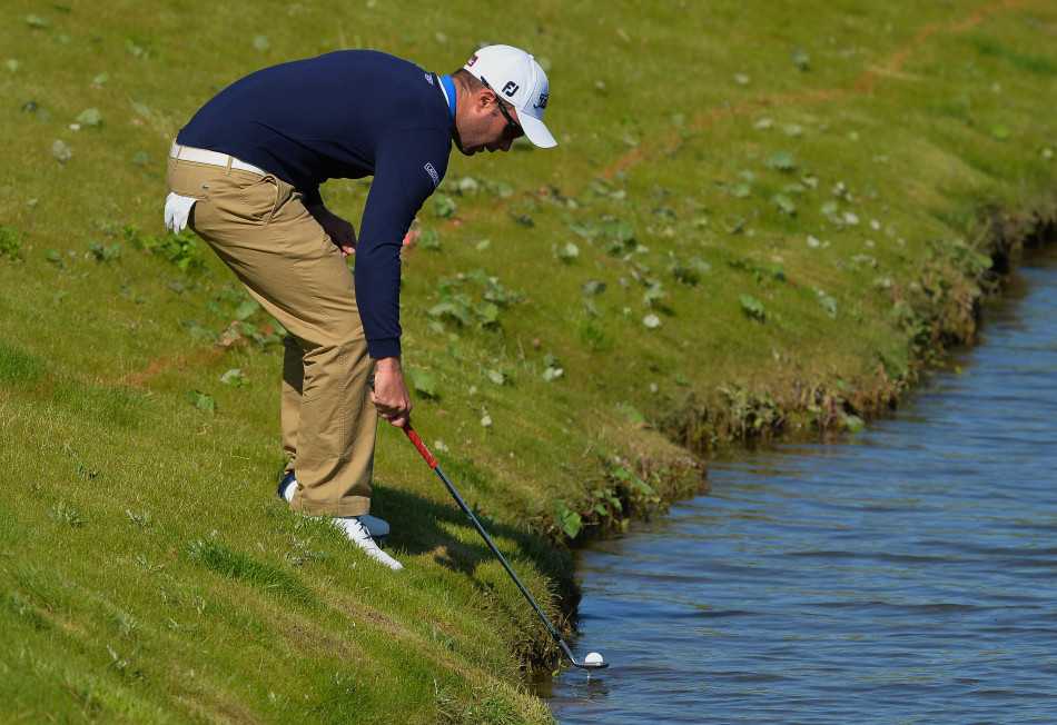 传奇名将西蒙尼斯在开球前气定神闲地享受雪茄，烟雾缭绕中尽显老将的从容风范。