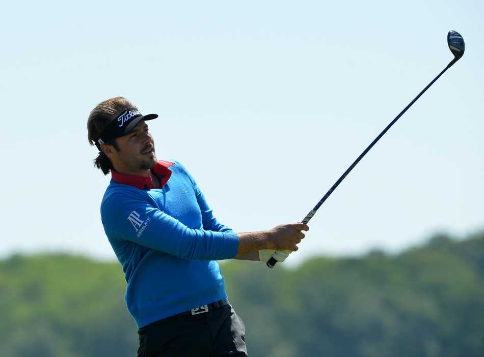 杜比松聚精会神地研读球场攻略图，眼神专注，仿佛在脑海中预演接下来的每一杆挑战。