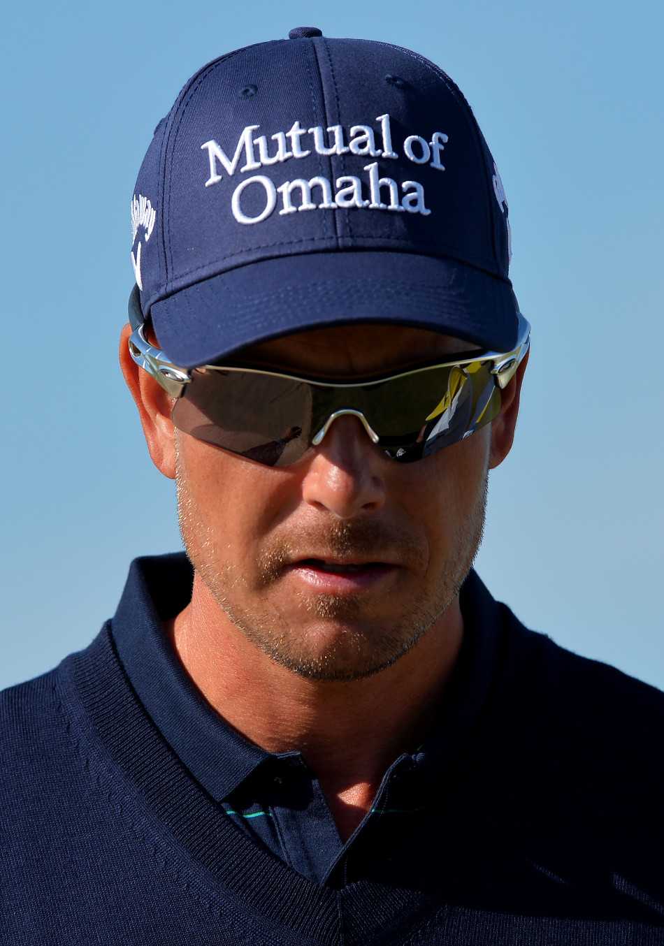 泰国高尔夫名将通差贾第站在果岭上极目远眺，正在深思熟虑地规划下一杆的精妙线路。