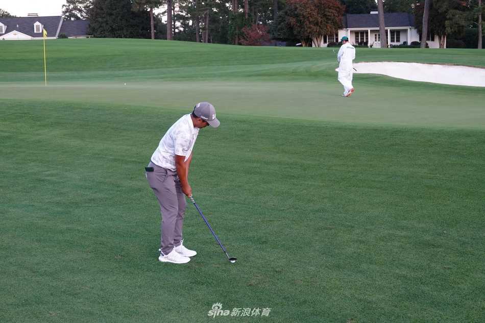 潘政琮在练习场进行一号木挥杆，杆头速度带起一阵微风，身影在夕阳下拉出长长的奋斗印记。