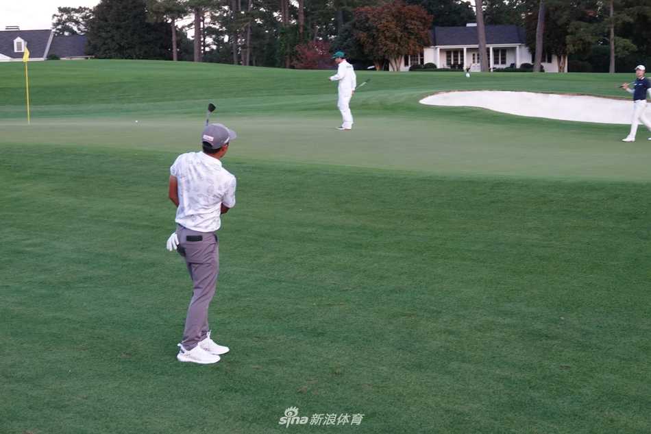 一组铁杆击球后，潘政琮保持完美的平衡姿势，目光如炬，追踪着球在空中划出的理想弹道。