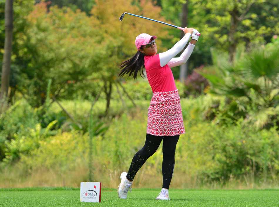 选手在沙坑边缘全神贯注地观察，筹划如何攻克这一障碍