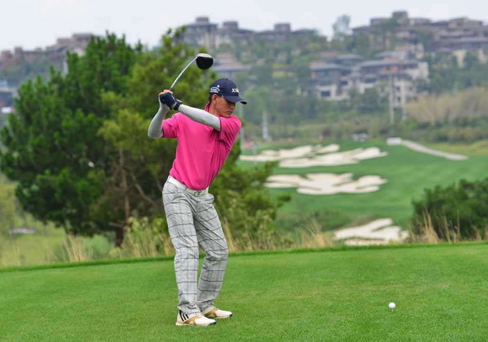 开球嘉宾屏息凝神，以教科书般的起杆姿势拉开赛事帷幕